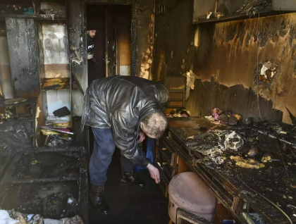 „Complet distrus”. Oamenii din Kiev care se intorc la blocurile lovite de artilerie sa vada ce a ramas din locuintele lor - FOTO „Complet distrus”. Oamenii din Kiev care se intorc la blocurile lovite de artilerie sa vada ce a ramas din locuintele lor - FOTO