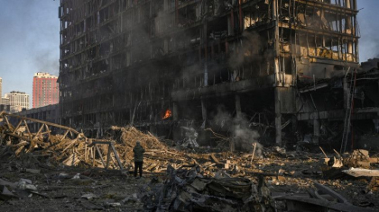 Rusii au deschis focul impotriva ucrainenilor care protestau in Herson. O nava ruseasca de debarcare a fost andocata langa Mariupol