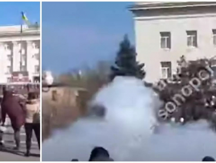 Armata rusa a deschis focul impotriva oamenilor care protestau in Herson. Soldatii au aruncat si cu grenade pentru a dispersa multimea - VIDEO