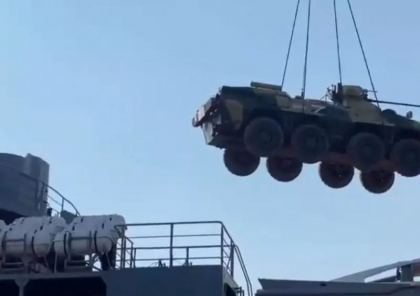 Rusii au adus la sud de Mariupol o mare nava de debarcare si descarca vehicule de lupta - VIDEO Rusii au adus la sud de Mariupol o mare nava de debarcare si descarca vehicule de lupta - VIDEO
