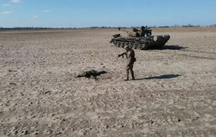 Imaginea zilei din Ucraina: Un tanc rusesc in care era un singur soldat, capturat de fortele locale - FOTO