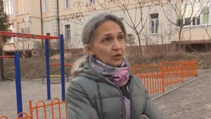 La Mariupol, mortii sunt lasati la marginea drumului si acoperiti cu paturi. O femeie evacuata povesteste despre iadul lasat in urma