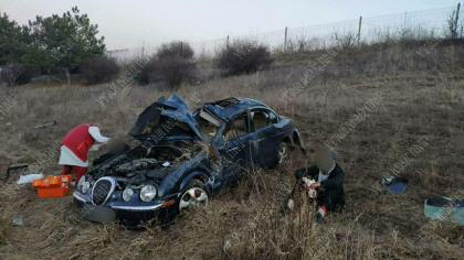 Doi barbati - transportati la spital, dupa ce masina in care se aflau s-a rasturant, la Grigoriopol. Imagini de la locul faptei - FOTO