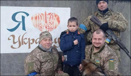 Un baietel de 11 ani din Ucraina a mers pana la o baza militara si le-a cerut soldatilor sa-l inroleze in armata: "Vrea sa lupte pentru tara!" - FOTO Un baietel de 11 ani din Ucraina a mers pana la o baza militara si le-a cerut soldatilor sa-l inroleze in armata: "Vrea sa lupte pentru tara!" - FOTO
