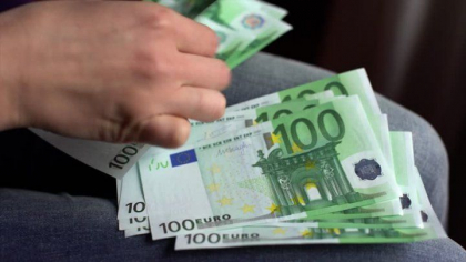 Sefa Serviciului raional de arhiva Soroca si o asistenta sociala - retinute de CNA, dupa ce au luat mita in valoare de 11 mii de euro pentru a scapa o persoana de dosar penal