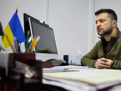 Papa Francisc a vorbit la telefon cu Volodimir Zelenski: „Multumim pentru rugaciunile pentru Ucraina si pace”
