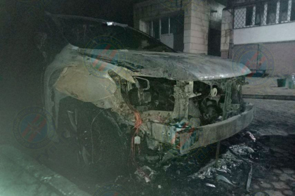 Un Lexus a ars noaptea trecuta intr-o curte din Tiraspol. Aceasta ar fi fost incendiata de un necunoscut - FOTO