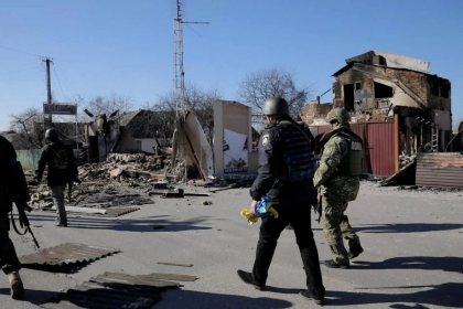 Un soldat rus a mers cu tancul peste comandantul sau, in orasul Makarov din regiunea Kiev Un soldat rus a mers cu tancul peste comandantul sau, in orasul Makarov din regiunea Kiev