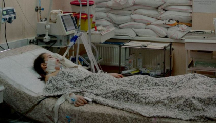 Un razboi de cosmar. O fetita care a fost impuscata de soldatii rusi se afla in coma, intr-un spital din Zaporojie - FOTO