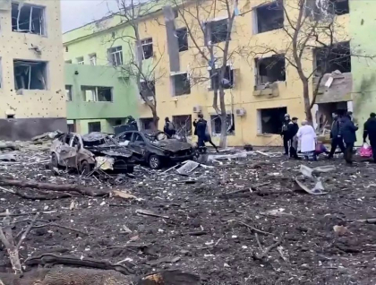 Un cunoscut jurnalist rus, cercetat pentru „relatari false”, dupa ce a scris despre bombardamente din Mariupol