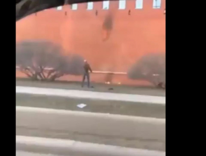 Momentul in care un barbat arunca cu cocktailuri Molotov in zidurile Kremlinului - VIDEO