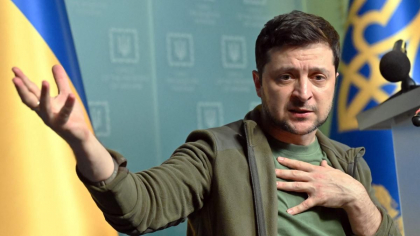 Zelenski urmeaza sa se adreseze prin videoconferinta liderilor tarilor din NATO care se reunesc joi la Bruxelles pentru un summit extraordinar dedicat invadarii Ucrainei 
