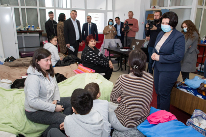 Prim-ministrul Natalia Gavrilita a vizitat un adapost temporar amenajat de o femeie de afaceri din Causeni - FOTO Prim-ministrul Natalia Gavrilita a vizitat un adapost temporar amenajat de o femeie de afaceri din Causeni - FOTO