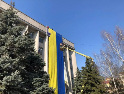 Steagul Ucrainei, expus pe fatada primariei din Herson, oras capturat de fortele ruse Steagul Ucrainei, expus pe fatada primariei din Herson, oras capturat de fortele ruse