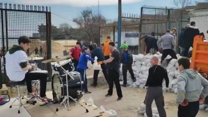 Ucrainenii din Odesa umplu saci de nisip pe melodia "It's my life" a trupei Bon Jovi. Formatia a reactionat dupa aparitia clipului - VIDEO