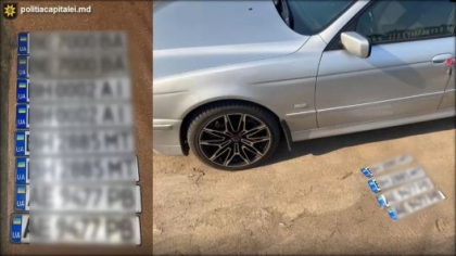 Doi tineri din Ialoveni - retinuti dupa ce au furat mai multe placute de inmatriculare ucrainene. Acestia cereau drept recompensa de la 100 pana la 2 000 de euro - VIDEO Doi tineri din Ialoveni - retinuti dupa ce au furat mai multe placute de inmatriculare ucrainene. Acestia cereau drept recompensa de la 100 pana la 2 000 de euro - VIDEO