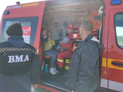 Interventie SMURD. Doi nou-nascuti prematur - transportati din Moldova in Romania. Bebelusii si mama acestora sunt refugiatii din Ucraina - FOTO