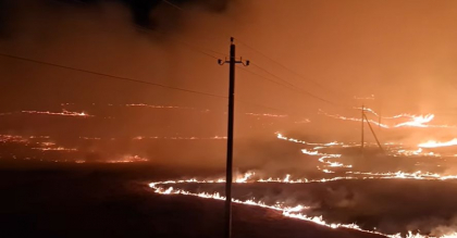 Incendiu de vegetatie la Ivancea. Un camp de doua hectare a fost cuprins de flacari - VIDEO Incendiu de vegetatie la Ivancea. Un camp de doua hectare a fost cuprins de flacari - VIDEO