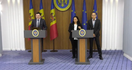 Ministrul Muncii si Protectiei Sociale, Marcel Spatari, impreuna cu Seful reprezentanței World Food Programme, Cesar V. Arroyo si Reprezentantul interimar al Agenției ONU pentru Refugiați în Republica Moldova, Francesca Bonelli sustin o conferinta de presa