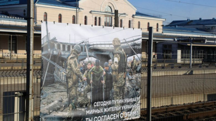 Rusii care traverseaza Lituania spre Kaliningrad, intampinati in gara din Vilnius cu fotografii uriase cu razboiul din Ucraina - FOTO