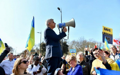 Primarul Sadiq Khan, in centrul marsului pentru Ucraina organizat in Londra. Primarul Kievului, Vitali Klitschko, le-a transmis britanicilor din Trafalgar Square un mesaj video - FOTO Primarul Sadiq Khan, in centrul marsului pentru Ucraina organizat in Londra. Primarul Kievului, Vitali Klitschko, le-a transmis britanicilor din Trafalgar Square un mesaj video - FOTO