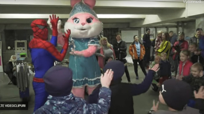 Animatori imbracati in Spider Man sau Batman coboara in metroul din Harkov pentru a distra copiii care traiesc in subteran din cauza razboiului - VIDEO Animatori imbracati in Spider Man sau Batman coboara in metroul din Harkov pentru a distra copiii care traiesc in subteran din cauza razboiului - VIDEO