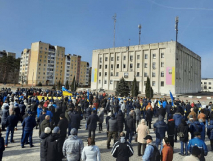 Soldatii rusi l-au rapit pe primarul unui oras ucrainean si au tras in aer pentru a dispersa un miting - VIDEO