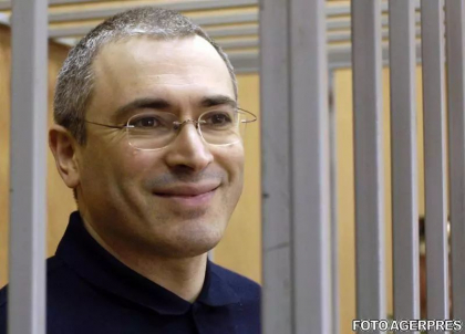 Mihail Hodorkovski arata ca rubla nu mai valoreaza nici cat o coala de hartie Mihail Hodorkovski arata ca rubla nu mai valoreaza nici cat o coala de hartie