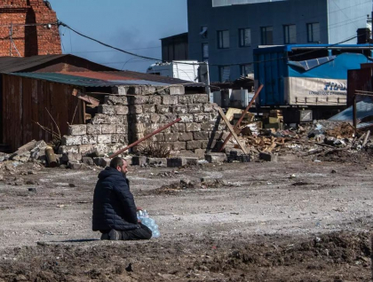Noi marturii din Mariupolul asediat: „Lunetistii trag in noi ca si cum ar fi la safari. Daca nu suntem impuscati, murim de foame” Noi marturii din Mariupolul asediat: „Lunetistii trag in noi ca si cum ar fi la safari. Daca nu suntem impuscati, murim de foame”