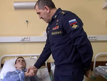 General rus catre un caporal ramas fara un picior in razboiul din Ucraina: „Iti doresc sa te pui pe picioare!” - VIDEO