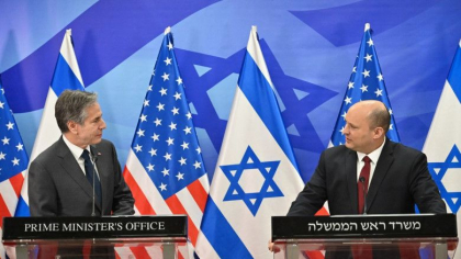 Premierul israelian Naftali Bennett, testat pozitiv la COVID-19. Antony Blinken va fi testat si el, dupa ce s-au intalnit duminica