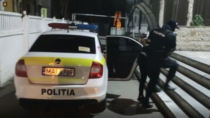 Patru tineri au fost retinuti pentru 72 de ore, dupa ce au comis mai multe jafuri in sectorul Botanica din capitala - VIDEO