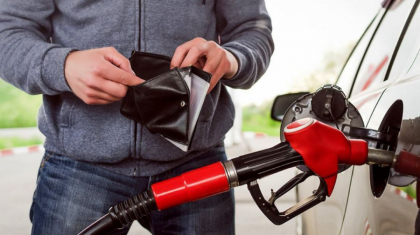 ULTIMA ORA. Un nou record la carburanti. Pentru un litru de motorina soferii vor achita peste 27 de lei. Vezi cu cat s-a scumpit motorina si benzina - FOTO ULTIMA ORA. Un nou record la carburanti. Pentru un litru de motorina soferii vor achita peste 27 de lei. Vezi cu cat s-a scumpit motorina si benzina - FOTO