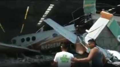 Un avion s-a prabusit peste un supermarket, in Mexic. In magazin erau oameni care faceau cumparaturi