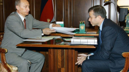 Cine e Roman Abramovici si cum a ajuns un copil orfan sa fie un oligarh supranumit „portofelul lui Putin” - GALERIE FOTO Cine e Roman Abramovici si cum a ajuns un copil orfan sa fie un oligarh supranumit „portofelul lui Putin” - GALERIE FOTO