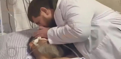 Ruslan Geremeev, care ar fi organizat asasinarea lui Nemtov, pupat si mangaiat pe frunte de Kadirov, dupa ce a fost ranit la Mariupol Ruslan Geremeev, care ar fi organizat asasinarea lui Nemtov, pupat si mangaiat pe frunte de Kadirov, dupa ce a fost ranit la Mariupol