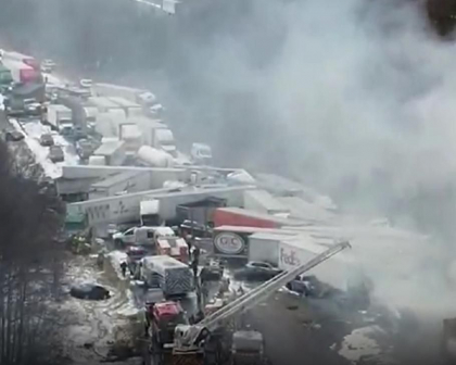 Zeci de masini si TIR-uri facute praf intr-un carambol de proportii, pe o autostrada din Pennsylvania - VIDEO Zeci de masini si TIR-uri facute praf intr-un carambol de proportii, pe o autostrada din Pennsylvania - VIDEO
