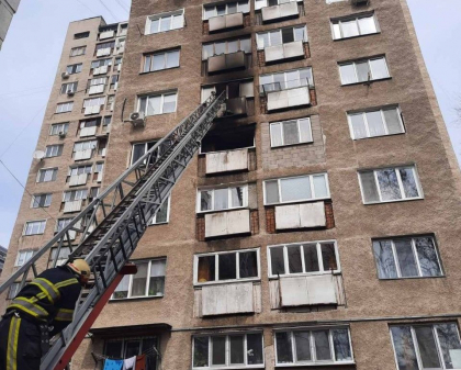 O femeie s-a intoxicat cu fum dupa ce un apartament din blocul in care locuia a luat foc, in capitala - FOTO