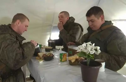 Dialogul ireal dintre un soldat rus care a jefuit o locuinta ucraineana si sotia sa: „Am furat produse cosmetice si adidasi de firma pentru tine” - VIDEO Dialogul ireal dintre un soldat rus care a jefuit o locuinta ucraineana si sotia sa: „Am furat produse cosmetice si adidasi de firma pentru tine” - VIDEO