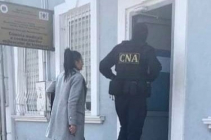 Doi functionari de la Dispensarul Municipal Dermato-venerologic si administratorul unei scoli auto - retinuti de CNA pentru corupere pasiva si trafic de influenta Doi functionari de la Dispensarul Municipal Dermato-venerologic si administratorul unei scoli auto - retinuti de CNA pentru corupere pasiva si trafic de influenta