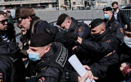 Pravda: Ministerul de interne rus ii indeamna pe politisti sa-si verifice rucsacurile pentru deplasare. Se sugereaza ca ii asteapta o „calatorie de afaceri” in Ucraina Pravda: Ministerul de interne rus ii indeamna pe politisti sa-si verifice rucsacurile pentru deplasare. Se sugereaza ca ii asteapta o „calatorie de afaceri” in Ucraina