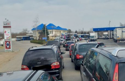 Trafic intensiv la vama Sculeni din cauza lipsei conexiunii la internet - FOTO Trafic intensiv la vama Sculeni din cauza lipsei conexiunii la internet - FOTO