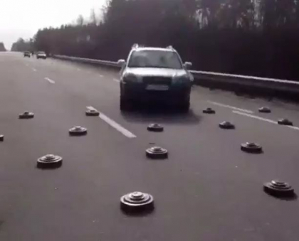 Cum se strecoara masinile ucrainenilor printre mine antitanc puse pe o sosea de langa Kiev - VIDEO Cum se strecoara masinile ucrainenilor printre mine antitanc puse pe o sosea de langa Kiev - VIDEO