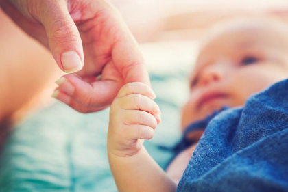 Bebelus nascut cu doua capete, trei maini si doua inimi. Mama din India credea ca va avea gemeni