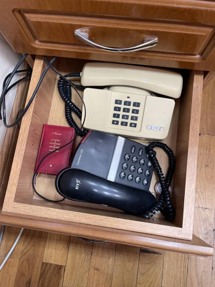 Ofiterii SIS au conectat telefoane guvernamentale in Primarie. Ion Ceban: "Nu e nevoie de un telefon special cu roata din secolul trecut" - FOTO