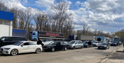 Trafic intensiv la vama Sculeni. Pe ambele directii de circulatie se inregistreaza flux majorat de calatori - FOTO Trafic intensiv la vama Sculeni. Pe ambele directii de circulatie se inregistreaza flux majorat de calatori - FOTO