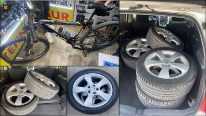 Doi barbati retinuti pentru 72 de ore, dupa ce au furat doua biciclete si patru jante impreuna cu cauciucurile de vara din scara unui bloc de locuit de pe strada Miorita din capitala - VIDEO Doi barbati retinuti pentru 72 de ore, dupa ce au furat doua biciclete si patru jante impreuna cu cauciucurile de vara din scara unui bloc de locuit de pe strada Miorita din capitala - VIDEO