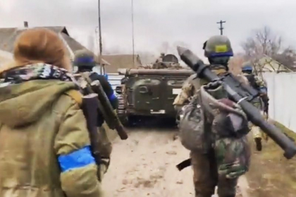 Cum sunt primiti soldatii ucraineni intr-un sat eliberat de rusi - VIDEO