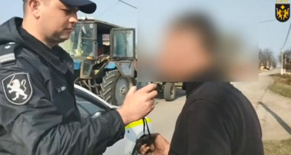 Un barbat - prins baut la volanul unui tractor, la Balti - VIDEO