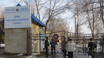 Directorul Spitalului Raional Cahul va comparea pe banca acuzatilor. Acesta si-ar fi angajat sotia si socrul si le-ar fi achitat un salariu cu mult mai mare Directorul Spitalului Raional Cahul va comparea pe banca acuzatilor. Acesta si-ar fi angajat sotia si socrul si le-ar fi achitat un salariu cu mult mai mare